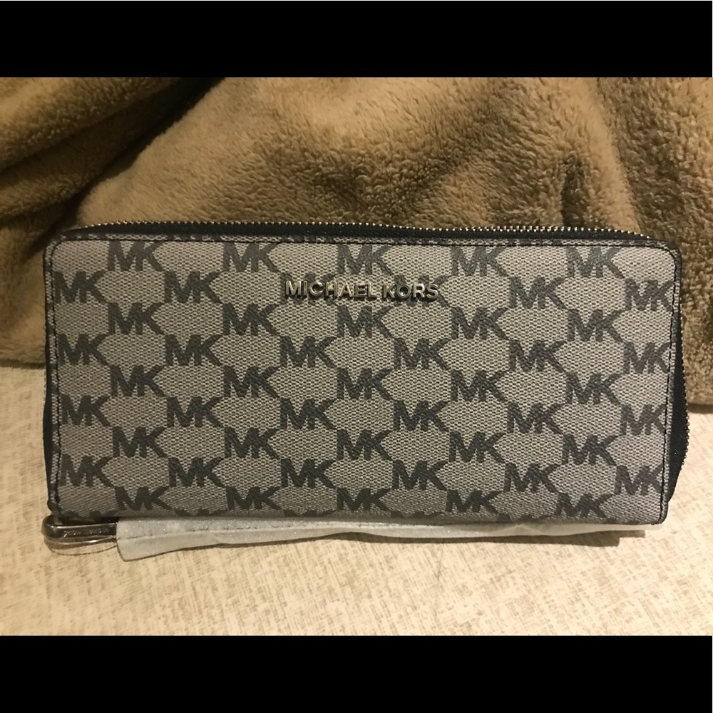 Brand new Michael Kors Jet Set Travel Wallet